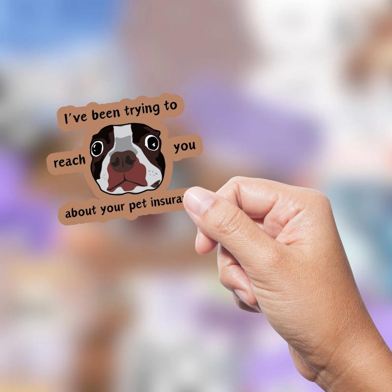 Op de afbeelding: Een bruine en witte sticker met het gezicht van een cartoonhond en de tekst "Ik heb geprobeerd om je te bereiken over je huisdierenverzekering."