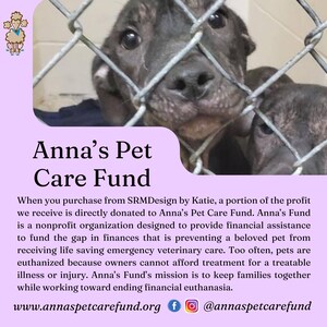 Op de afbeelding: Twee honden, een zwarte en een bruine, kijken uit achter een draadgaashek. De tekst "Anna's Pet Care Fund" staat in een paarse doos met een witte rand. De tekst "Wanneer je iets koopt bij SRMDesign van Katie, wordt een deel van de winst direct gedoneerd aan Anna's Pet Care Fund. Anna's Fund is een non-profitorganisatie die is ontworpen om financi&euml;le hulp te bieden om de financi&euml;le kloof te dichten die voorkomt dat een geliefd huisdier levensreddende spoedeisende veterinaire zorg krijgt. Te vaak worden huisdieren ge&euml;uthanaseerd omdat eigenaren de behandeling van een behandelbare ziekte of verwonding niet kunnen betalen. De missie van Anna's Fund is om gezinnen bij elkaar te houden en tegelijkertijd te werken aan het be&euml;indigen van financi&euml;le euthanasie. www.annaspetcarefund.org f @annaspetcarefund" staat onder de paarse doos.