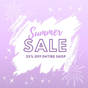 Op de afbeelding: Een wit penseelstreepontwerp op een paarse achtergrond met de tekst "Summer Sale 25% off entire shop". Vuurwerk bevindt zich aan beide kanten van het ontwerp.