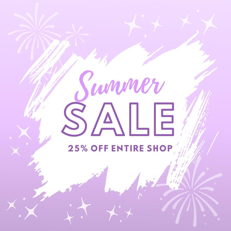 Op de afbeelding: Een wit penseelstreepontwerp op een paarse achtergrond met de tekst "Summer Sale 25% off entire shop". Vuurwerk bevindt zich aan beide kanten van het ontwerp.