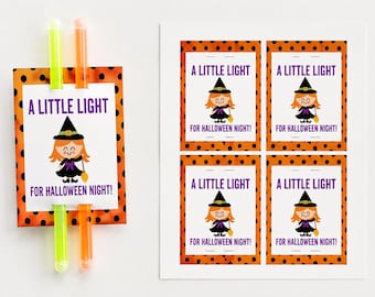 Può includere: Un set di cartoncini rettangolari con bordo a pois arancioni e neri, raffiguranti una strega dei cartoni animati e il testo A LITTLE LIGHT FOR HALLOWEEN NIGHT. Un cartoncino è fissato a uno stick luminoso giallo neon e uno arancione neon.