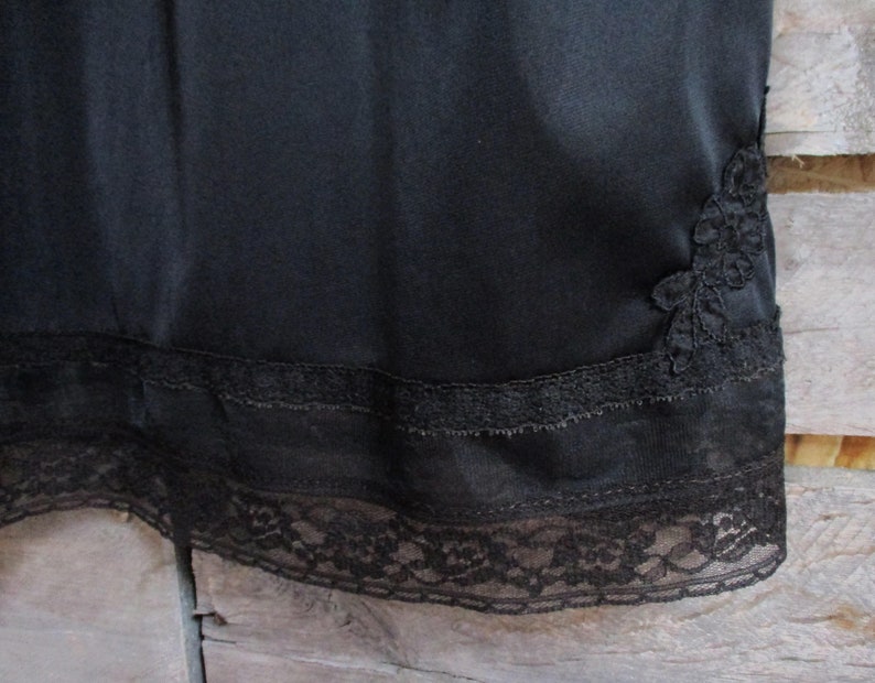 Size 42 Lorraine Quality Lingerie Vintage Pin-Up 1950/'s Black Lace Trim Full Slip