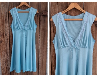 Vintage Montgomery Ward Baby blauwe mouwloze nachtjapon Damesmaat Medium Nylon V-hals