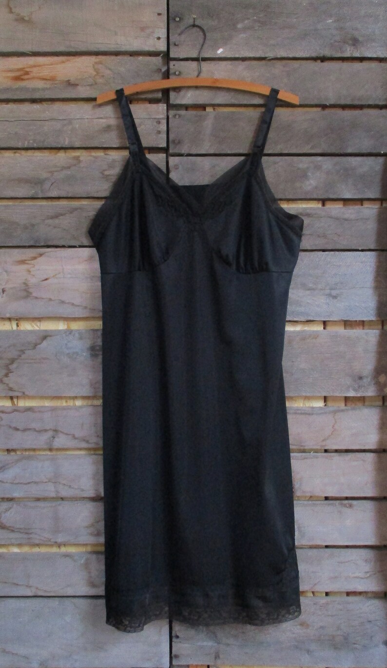 Size 42 Lorraine Quality Lingerie Vintage Pin-Up 1950/'s Black Lace Trim Full Slip