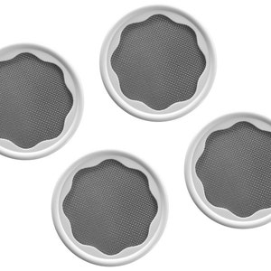 Op de afbeelding: Vier witte ronde deksels met een grijs gaas in het midden. De deksels hebben een gegolfde rand.
