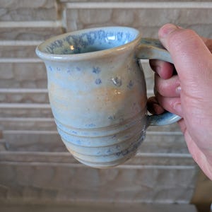 Blå/vit mugg med spräckligt mönster (455 ml)