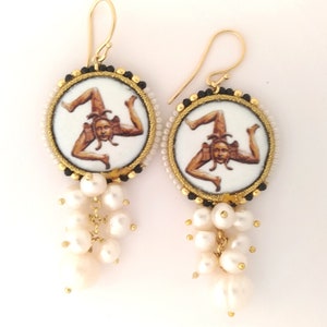Boucles d&#39;oreilles siciliennes en pierre de lave et perles avec symbole de la Sicile, TRINACRIA ! pour un cadeau spécial Noël. Prix spécial attractif maintenant