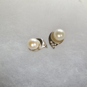 Silver Stud Calla Lily Earrings with Pearls and Sparkling Zircons – Small earrings  - Floral Design for  timeless elegance