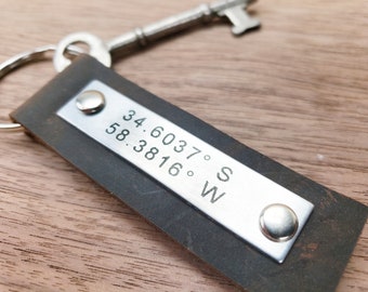 Personalisierte Schlüsselanhänger für Männer gravierte Metall Schlüsselanhänger Geschenk für Freund Benutzerdefinierte Metall Schlüsselanhänger Geschenk für ihn Leder Koordinaten Schlüsselanhänger