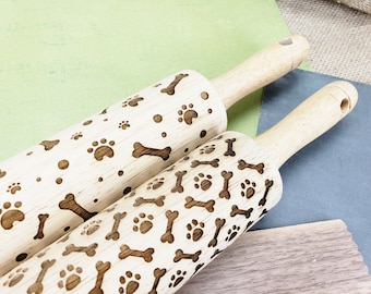 Hondencadeau: houten deegroller met pootafdruk en botreliëf voor zelfgemaakte hondensnoepjes