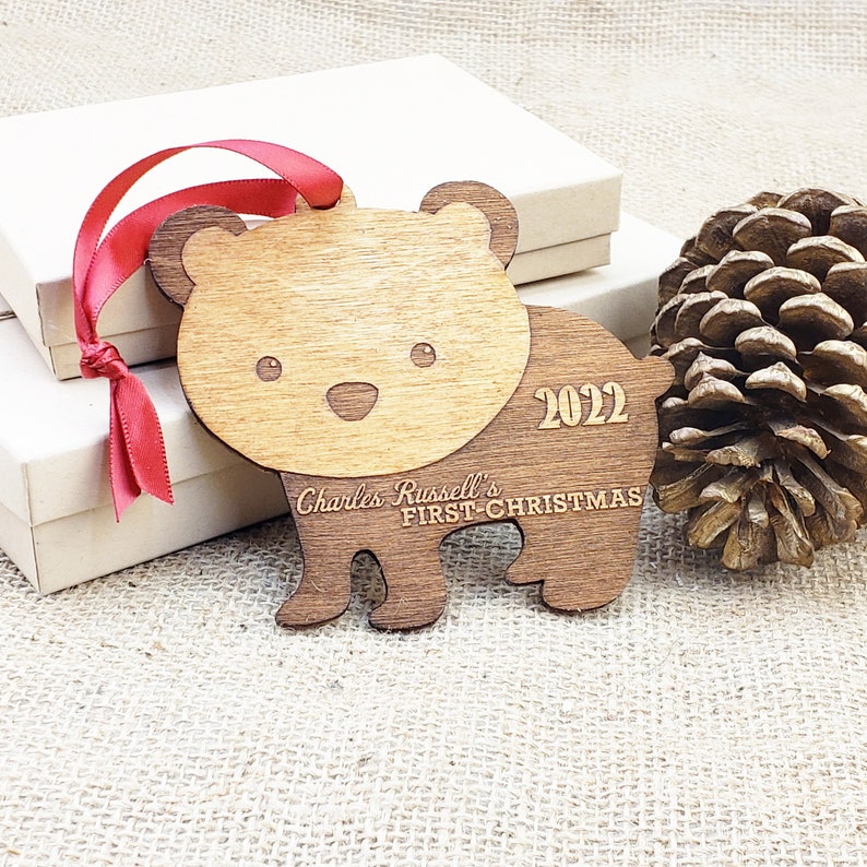 Personalisierte Baby erste Weihnachten Ornament personalisierte Verzierung Geschenk für neue Mütter Neugeborene rustikale Holz Verzierung Andenken Ornament Geschenke