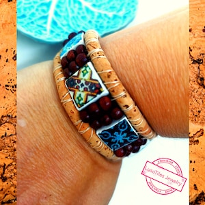 Bracciale impilabile con piastrelle portoghesi, cordino in sughero e perline acriliche: regalo ecologico e unico per Natale, fatto a mano in Portogallo