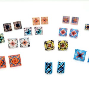 K&ouml;nnte beinhalten: Ein Set mit 12 Paaren bunter quadratischer Fliesenohrringe mit verschiedenen geometrischen Mustern. Die Ohrringe sind aus Harz gefertigt und haben eine gl&auml;nzende Oberfl&auml;che.