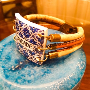 Bracelet carreaux portugais : liège végétalien, fermoir en bronze antique, mot personnalisé