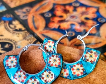 Petites créoles plates, avec réplique miniature colorée de carreaux portugais, boucles d'oreilles réversibles, légères et faites main.