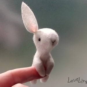 Mini poupée lapin, lapin de poche en feutre doux, Posable Fabriqué à la main sur commande dans une belle boîte cadeau image 4