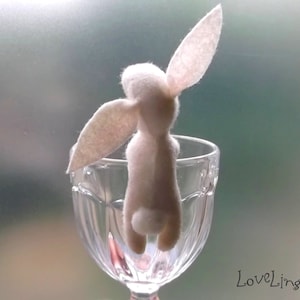 Mini poupée lapin, lapin de poche en feutre doux, Posable Fabriqué à la main sur commande dans une belle boîte cadeau image 6
