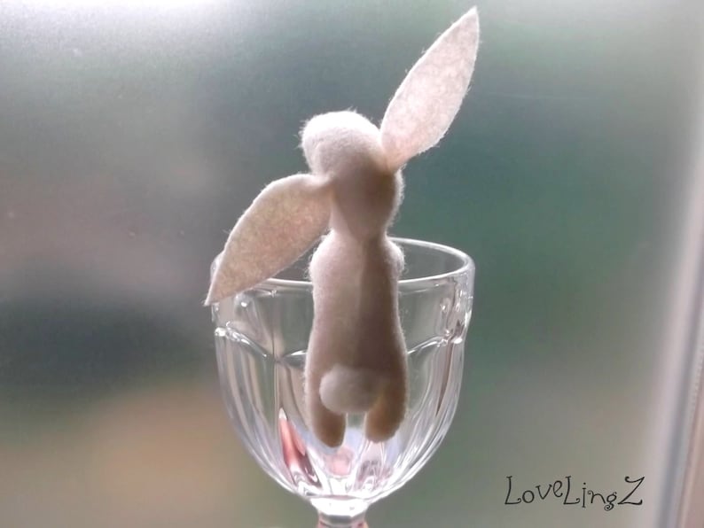 Mini poupée lapin, lapin de poche en feutre doux, Posable Fabriqué à la main sur commande dans une belle boîte cadeau image 6