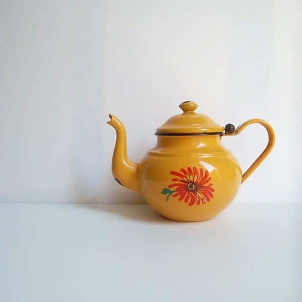 Vintage Teapot,  Enamel teapot, Vintage Enamelware, Yellow teapot, European enamel ,Westen Due Leoni teapot