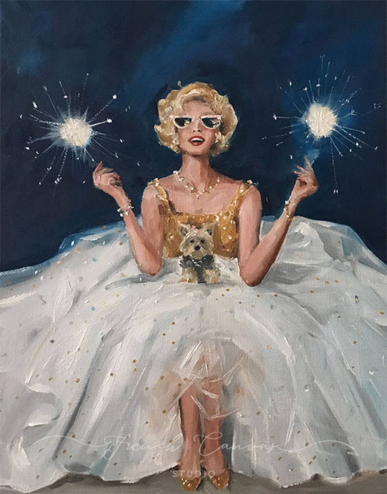 K&ouml;nnte beinhalten: Ein &Ouml;lgem&auml;lde einer blonden Person mit wei&szlig;er Cat-Eye-Sonnenbrille, goldenem Paillettenoberteil und einem volumin&ouml;sen wei&szlig;en T&uuml;llrock mit goldenen Akzenten. Die Person h&auml;lt zwei Wunderkerzen, ein kleiner Hund sitzt auf dem Scho&szlig;. Text: French Canvas.
