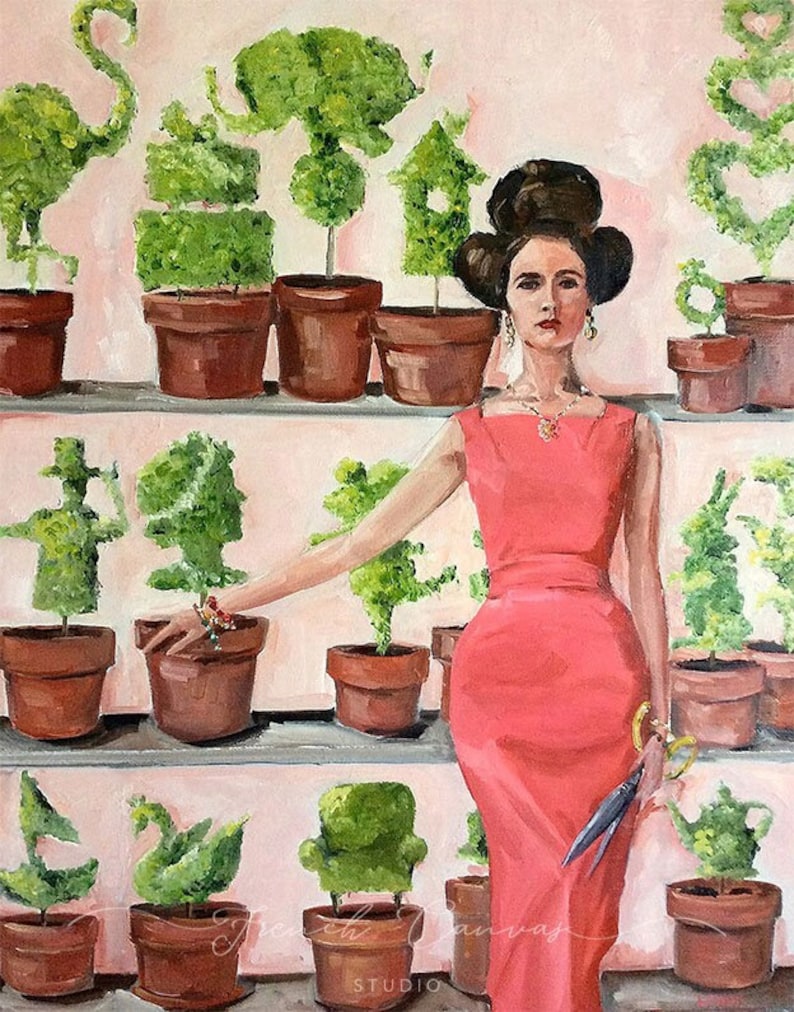 Pu&ograve; includere: Dipinto a olio di una donna in abito corallo davanti a un'esposizione di piante topiaria in vaso. Le piante sono modellate come animali e oggetti. Lo sfondo &egrave; di colore rosa chiaro.