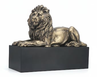 Kolekcja Dziedzictwa Savannah, figurka lwa spoczywającego na podstawie, obiekt dekoracyjny, rzeźba dzikiej przyrody, ekspozycja domowa