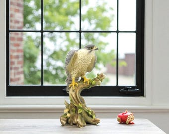 Elegant Falcon Figurine: Animal Kingdom Decorative Sculpture