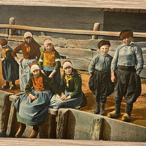 Postal antigua holandesa, grupo de niños en el puerto, impresa en Alemania, con franqueo en 1906