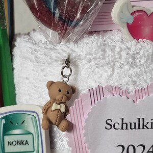 Einschulung Geschenk Mädchen aus Handtüchern Stifte Radiergummi Schulranzen erster Schultag Charm Anhänger Bild 4