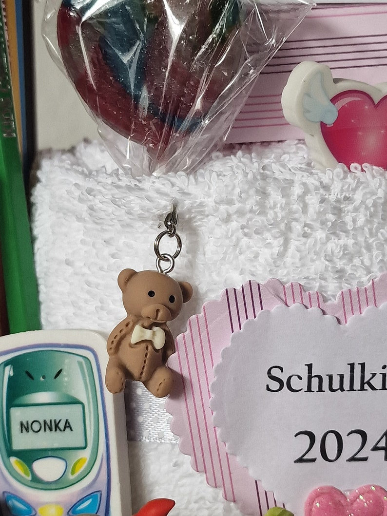 Einschulung Geschenk Mädchen aus Handtüchern Stifte Radiergummi Schulranzen erster Schultag Charm Anhänger Bild 4