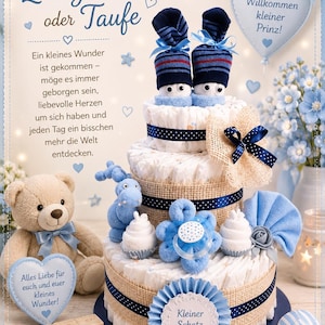 Könnte beinhalten: Eine dreistöckige Windeltorte, verziert mit blauen Bändern, Jute und Babyartikeln, darunter ein blaues Plüschtier, ein Schnuller und zwei als Figuren geformte Babysocken. Die Torte trägt ein rundes Schild mit der Aufschrift Kleiner Schatz.