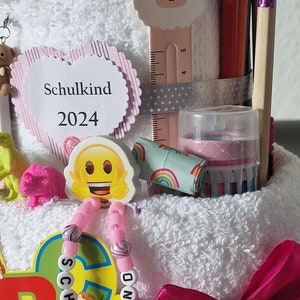 Einschulung Geschenk Mädchen aus Handtüchern Stifte Radiergummi Schulranzen erster Schultag Charm Anhänger Bild 2