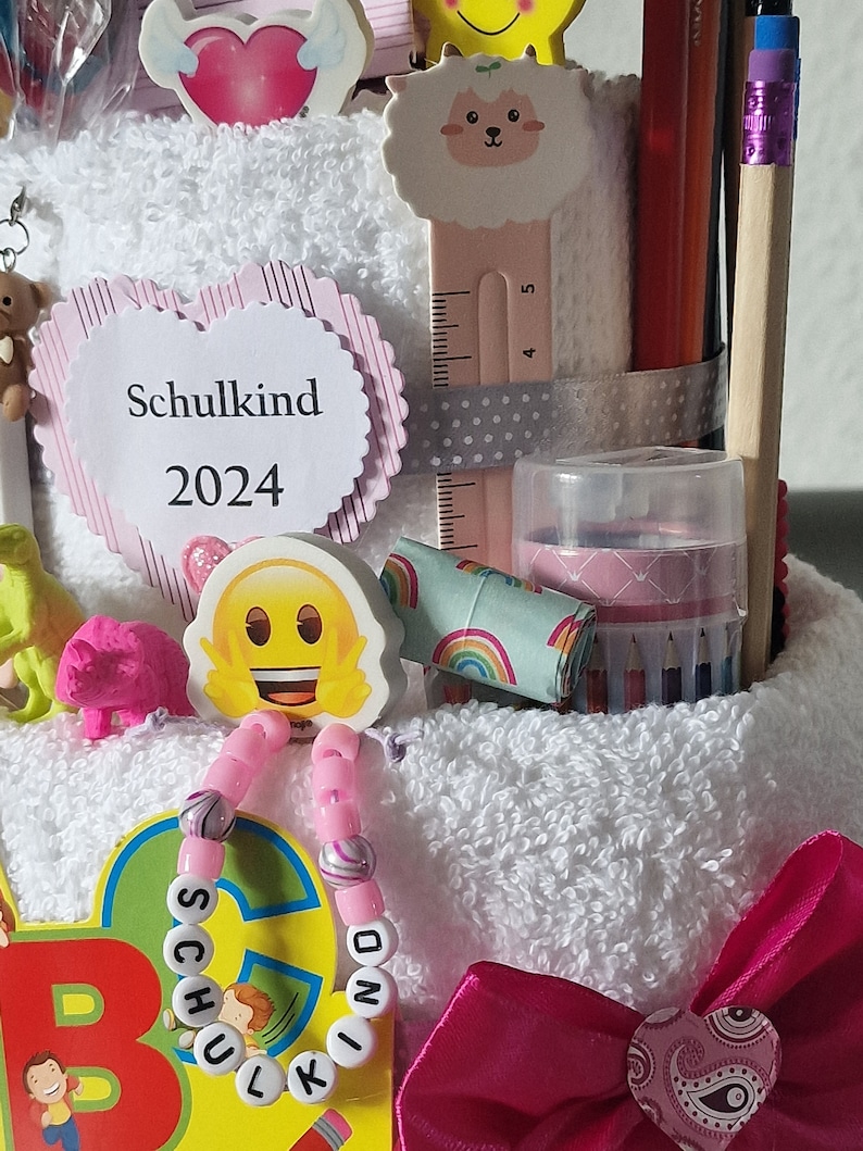 Einschulung Geschenk Mädchen aus Handtüchern Stifte Radiergummi Schulranzen erster Schultag Charm Anhänger Bild 2