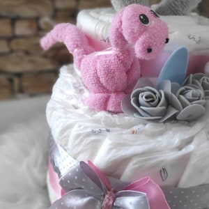 Windeltorte Mädchen rosa und grau mit Dino aus Baby Waschlappen und Herz Schnuller Bild 3