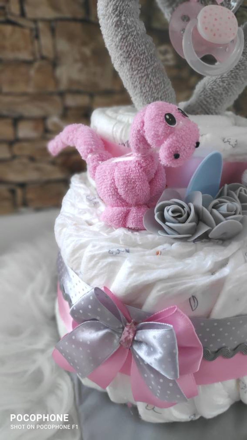 Windeltorte Mädchen rosa und grau mit Dino aus Baby Waschlappen und Herz Schnuller Bild 3