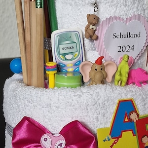 Einschulung Geschenk Mädchen aus Handtüchern Stifte Radiergummi Schulranzen erster Schultag Charm Anhänger Bild 3