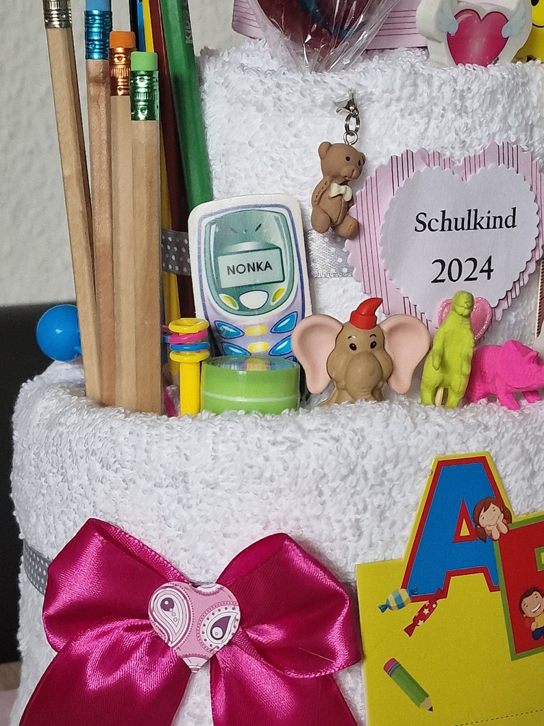 Einschulung Geschenk Mädchen aus Handtüchern Stifte Radiergummi Schulranzen erster Schultag Charm Anhänger Bild 3