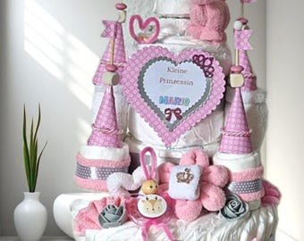 Castillo de tarta de pañales para la princesita en color rosa con muñeca chupete