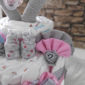 Windeltorte Mädchen rosa und grau mit Dino aus Baby Waschlappen und Herz Schnuller Bild 2