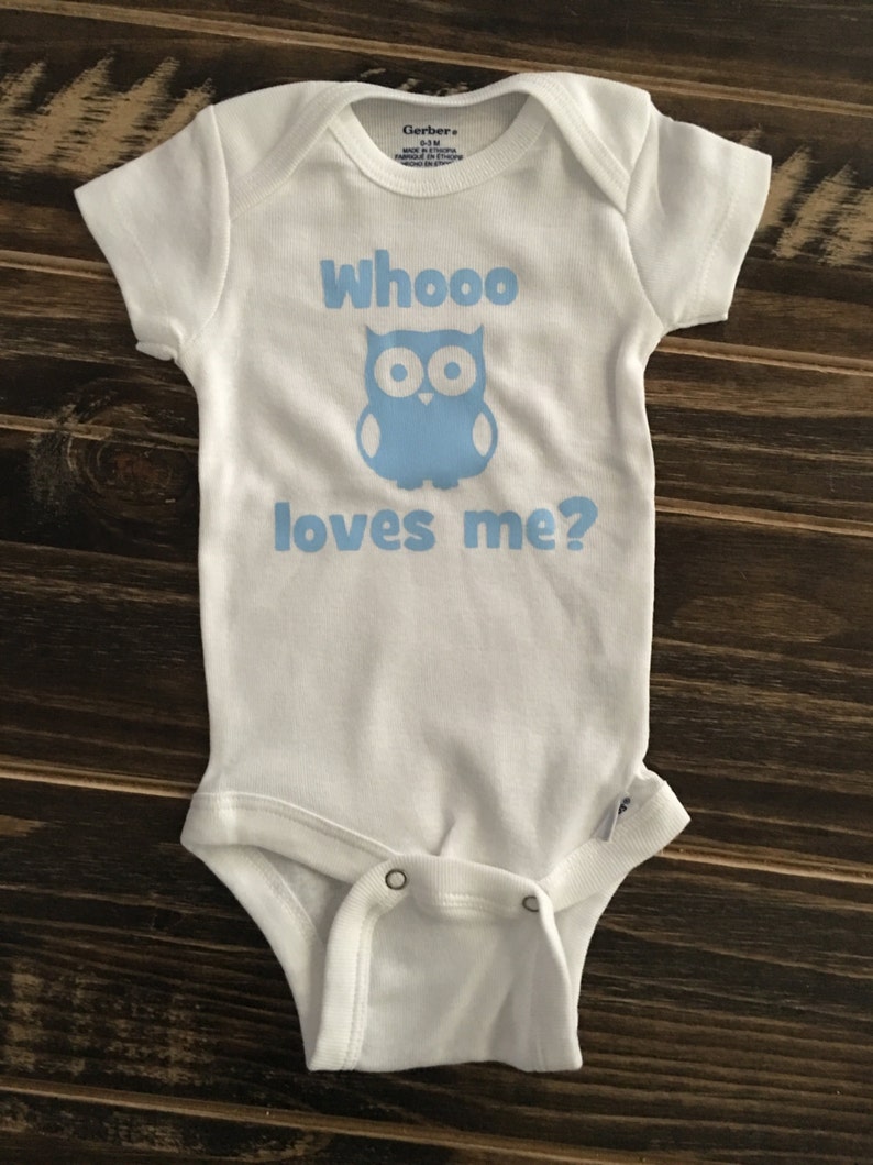 bodysuit Whooo Loves Me? Onesie personalized gift creeper unisex baby shower sign in owl themed