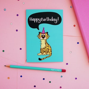 Tarjeta de cumpleaños con sombrero de fiesta de leopardo