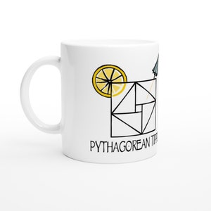 Puede incluir: Taza de cerámica blanca con una ilustración en blanco y negro de una bebida geométrica con una rodaja de limón y una sombrilla azul. El texto "PYTHAGOREAN TIPPLE" está impreso debajo de la ilustración.