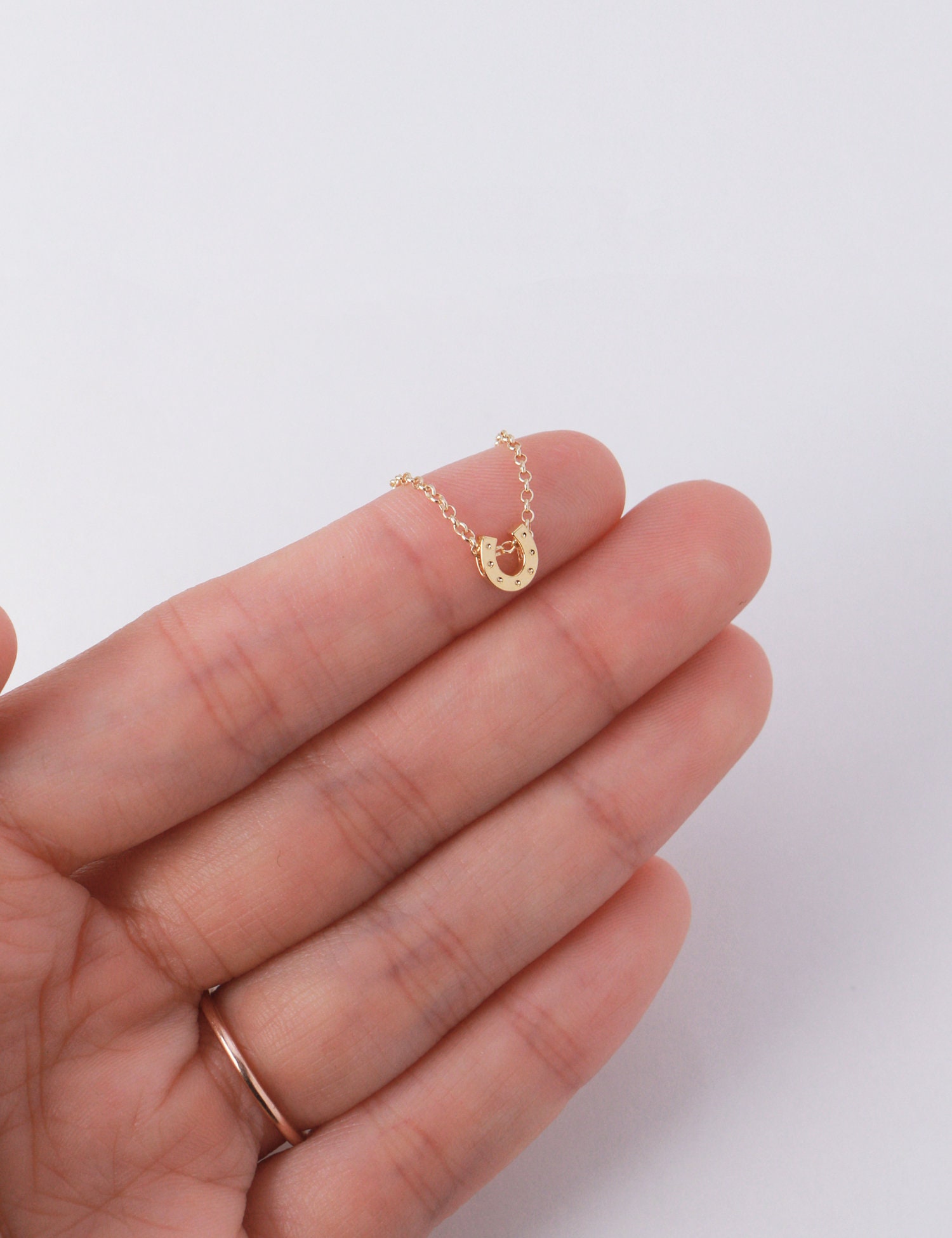 【人気商品！】 Mini Horseshoe Necklace N19 • Dainty Lucky Charm Necklace チャーム
