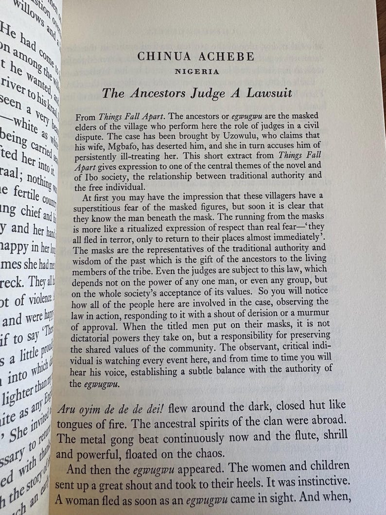 Pu&ograve; includere: Pagina di libro aperta con testo di Chinua Achebe, intitolato "The Ancestors Judge A Lawsuit". Il testo &egrave; in inglese, incentrato sui temi della tradizione e dell'autorit&agrave; all'interno di una comunit&agrave;.