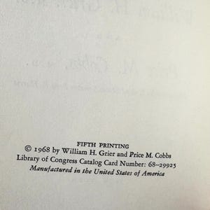 K&ouml;nnte beinhalten: Nahaufnahme einer Buchseite mit Text. Der Text enth&auml;lt "FIFTH PRINTING", Copyright-Informationen von 1968 und die Library of Congress Catalog Card Number 68-29925. Der Text gibt auch an, dass das Buch in den Vereinigten Staaten von Amerika hergestellt wurde.