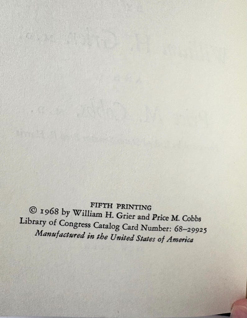K&ouml;nnte beinhalten: Nahaufnahme einer Buchseite mit Text. Der Text enth&auml;lt "FIFTH PRINTING", Copyright-Informationen von 1968 und die Library of Congress Catalog Card Number 68-29925. Der Text gibt auch an, dass das Buch in den Vereinigten Staaten von Amerika hergestellt wurde.