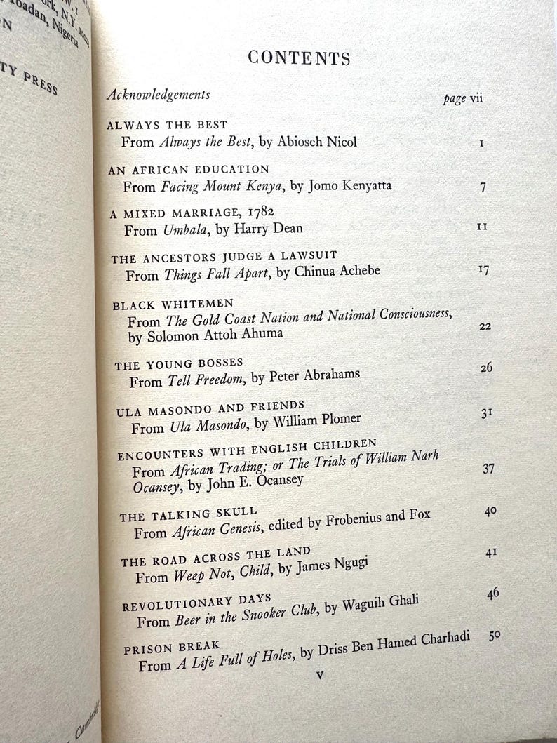 Pu&ograve; includere: Pagina di libro aperto con un indice. Sono elencati titoli e autori come "ALWAYS THE BEST" di Abioseh Nicol e "AN AFRICAN EDUCATION" di Jomo Kenyatta. Il numero di pagina "vii" &egrave; visibile.
