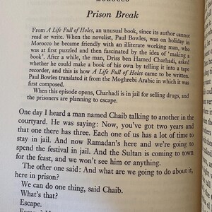 Pu&ograve; includere: Pagina di libro aperta con il titolo "DRISS BEN HAMED CHARHADI MOROCCO Prison Break". Il testo descrive l'origine di un libro, una scena carceraria e un piano di fuga. Il numero di pagina 50 &egrave; visibile.