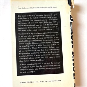 K&ouml;nnte beinhalten: Ein Vintage-Buch mit wei&szlig;em und schwarzem Einband. Die R&uuml;ckseite des Einbands enth&auml;lt einen Text aus dem Vorwort von US-Senator Fred R. Harris. Titel und Autor des Buches sind nicht sichtbar. Das Buch ist leicht abgenutzt.