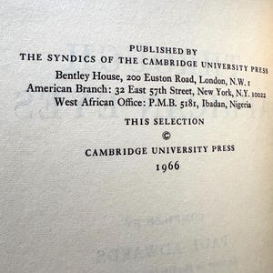 Pu&ograve; includere: Primo piano di una pagina di libro con testo della Cambridge University Press. Il testo include l'indirizzo dell'editore a Londra, New York e Nigeria, e l'anno 1966.